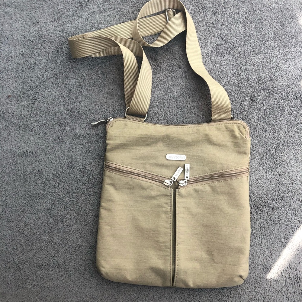 Baggallini tan/beige crossbody purse